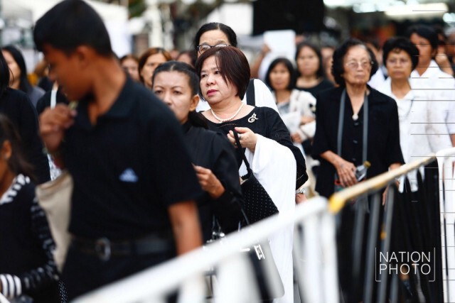 ประชาชนเดินทางลงนามถวายพระพร "ในหลวง ร.๑๐" เนื่องในวันขึ้นปีใหม่
