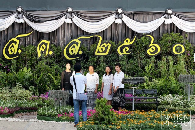 ประชาชน มาถ่ายรูปซุ้มประตู หน้าศาลาว่าการ กทม. เนื่องวันปีใหม่2560