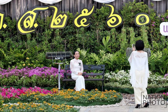 ประชาชน มาถ่ายรูปซุ้มประตู หน้าศาลาว่าการ กทม. เนื่องวันปีใหม่2560