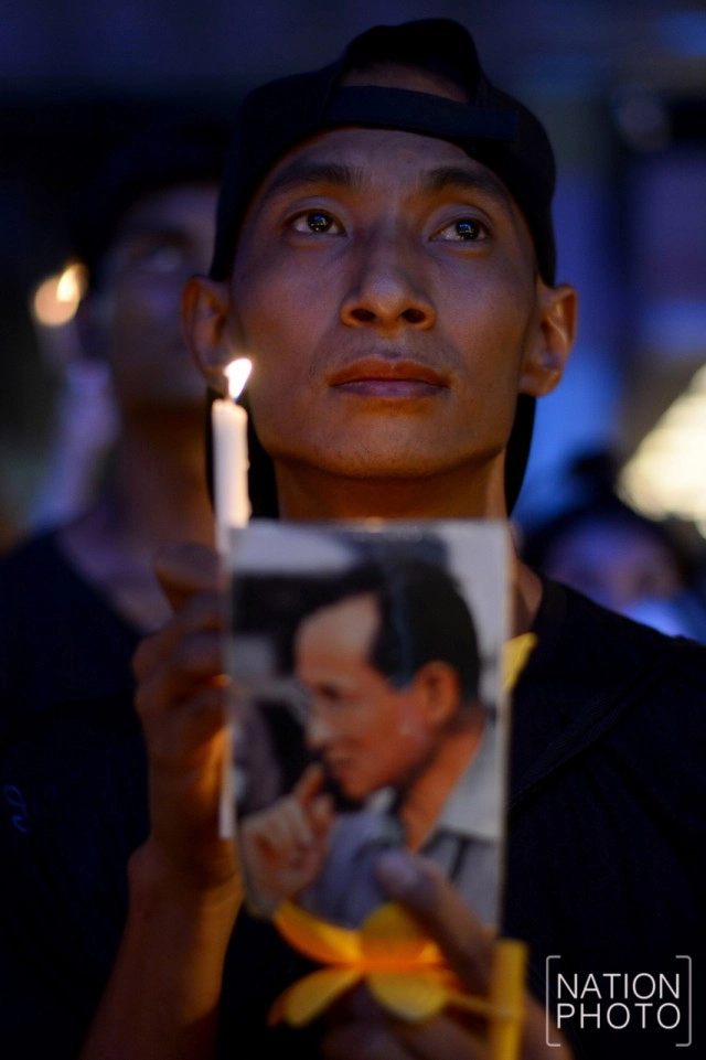 ประชาชนร่วมจุดเทียน ที่ลานหน้าเซ็นทรัล เวิลด์