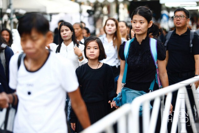 ประชาชนเดินทางลงนามถวายพระพร "ในหลวง ร.๑๐" เนื่องในวันขึ้นปีใหม่