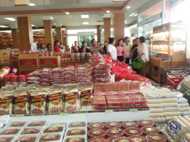 เข้าเกียร์ผิด! รถพุ่งชนกระจกทะลุ ร้านของฝากกลางเมืองโคราช โชคดีไร้เจ็บ