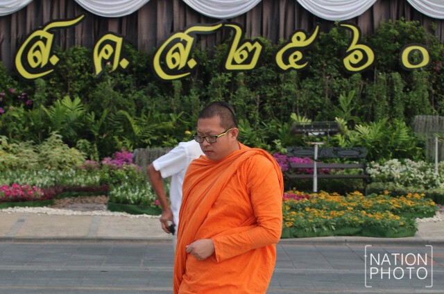 ประชาชน มาถ่ายรูปซุ้มประตู หน้าศาลาว่าการ กทม. เนื่องวันปีใหม่2560