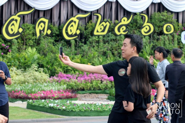 ประชาชน มาถ่ายรูปซุ้มประตู หน้าศาลาว่าการ กทม. เนื่องวันปีใหม่2560