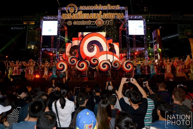 ประชาชนร่วมจุดเทียน ที่ลานหน้าเซ็นทรัล เวิลด์