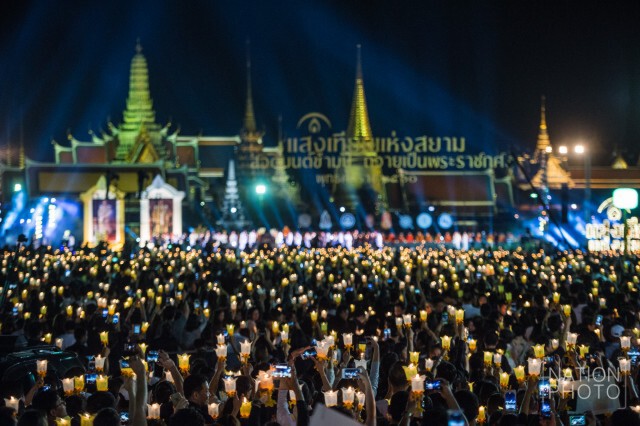 ประชาชนร่วมจุดเทียน คืนวันสิ้นปี ที่สนามหลวง