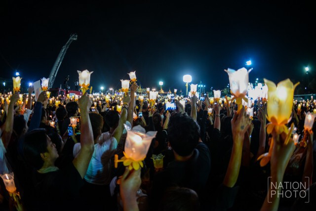 ประชาชนร่วมจุดเทียน คืนวันสิ้นปี ที่สนามหลวง