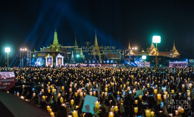 ประชาชนร่วมจุดเทียน คืนวันสิ้นปี ที่สนามหลวง