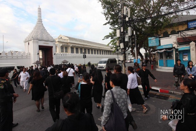 ประชาชนเดินทางลงนามถวายพระพร "ในหลวง ร.๑๐" เนื่องในวันขึ้นปีใหม่