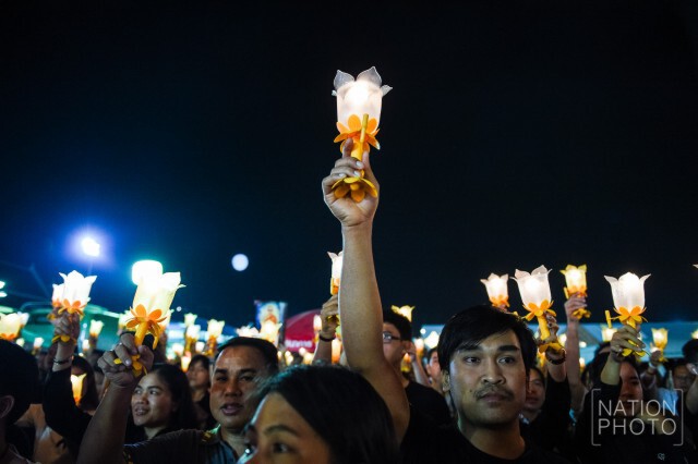 ประชาชนร่วมจุดเทียน คืนวันสิ้นปี ที่สนามหลวง