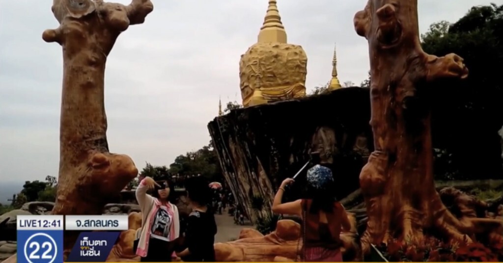 นักท่องเที่ยว ชมภาพแกะหินสลักรูปเทพ ที่วัดถ้ำผาแด่น