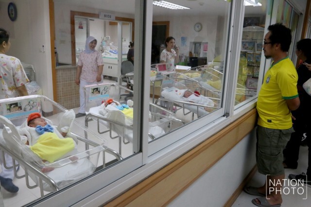 รพ.ทำเก๋ นำชุดลูกเจี๊ยบ แต่งทารกน้อย คลอดวันปีใหม่ ต้อนรับปีระกา