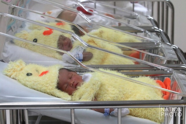 รพ.ทำเก๋ นำชุดลูกเจี๊ยบ แต่งทารกน้อย คลอดวันปีใหม่ ต้อนรับปีระกา