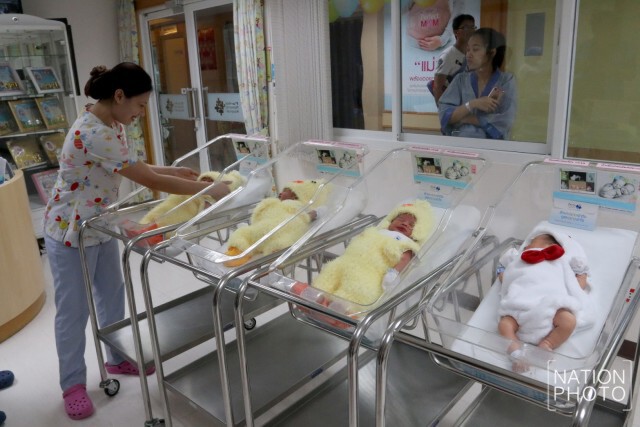 รพ.ทำเก๋ นำชุดลูกเจี๊ยบ แต่งทารกน้อย คลอดวันปีใหม่ ต้อนรับปีระกา