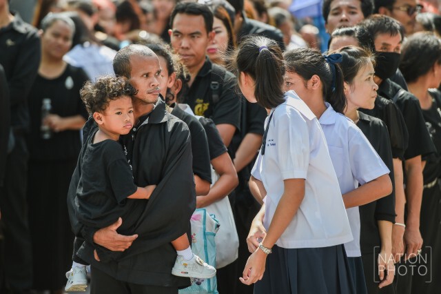พสกนิกรเดินทางเข้าสักการะพระบรมศพ (2 ม.ค.60)