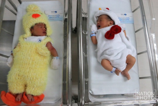 รพ.ทำเก๋ นำชุดลูกเจี๊ยบ แต่งทารกน้อย คลอดวันปีใหม่ ต้อนรับปีระกา