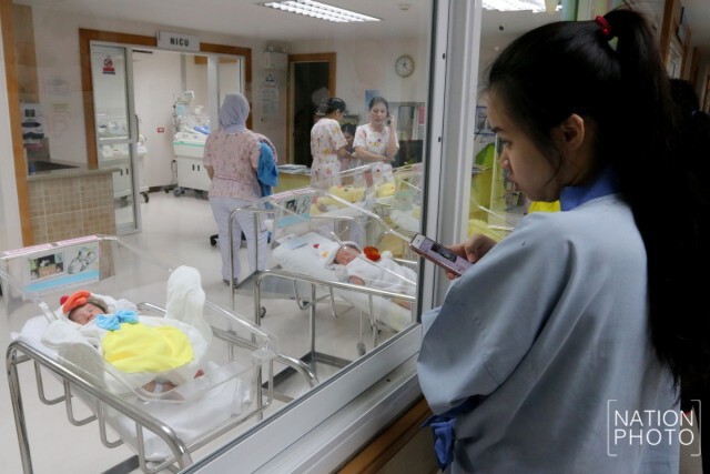 รพ.ทำเก๋ นำชุดลูกเจี๊ยบ แต่งทารกน้อย คลอดวันปีใหม่ ต้อนรับปีระกา