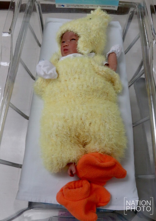 รพ.ทำเก๋ นำชุดลูกเจี๊ยบ แต่งทารกน้อย คลอดวันปีใหม่ ต้อนรับปีระกา