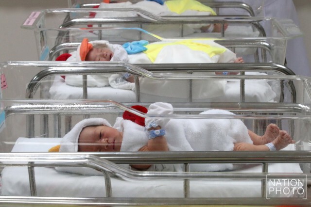 รพ.ทำเก๋ นำชุดลูกเจี๊ยบ แต่งทารกน้อย คลอดวันปีใหม่ ต้อนรับปีระกา