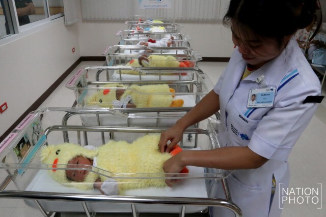 รพ.ทำเก๋ นำชุดลูกเจี๊ยบ แต่งทารกน้อย คลอดวันปีใหม่ ต้อนรับปีระกา