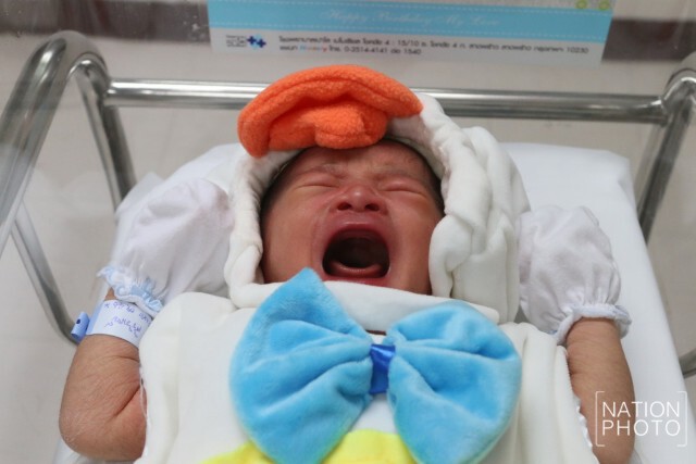 รพ.ทำเก๋ นำชุดลูกเจี๊ยบ แต่งทารกน้อย คลอดวันปีใหม่ ต้อนรับปีระกา