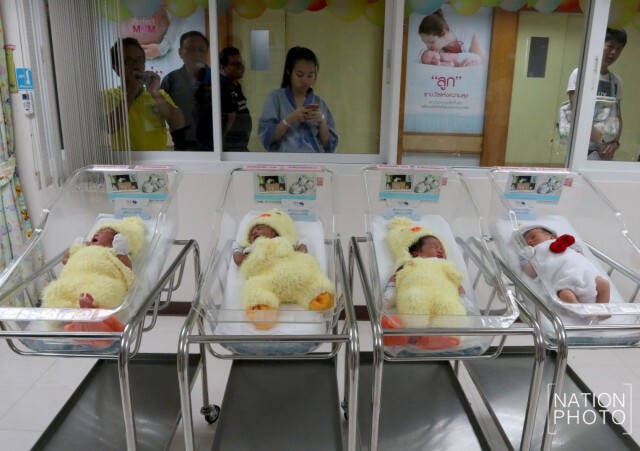 รพ.ทำเก๋ นำชุดลูกเจี๊ยบ แต่งทารกน้อย คลอดวันปีใหม่ ต้อนรับปีระกา