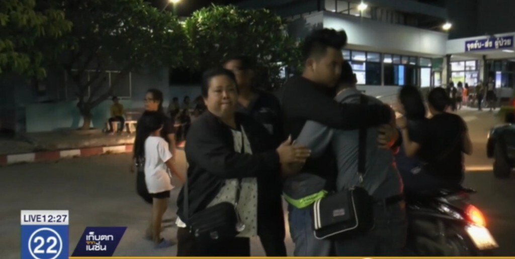 ญาติเหยื่อรถตู้ชนกระบะเศร้า ญาติเหยื่อรถตู้ชนกระบะเศร้า