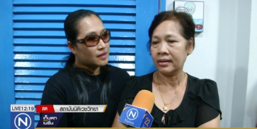 ญาติเหยื่อรถตู้ รอรับศพที่ รพ.ตำรวจ