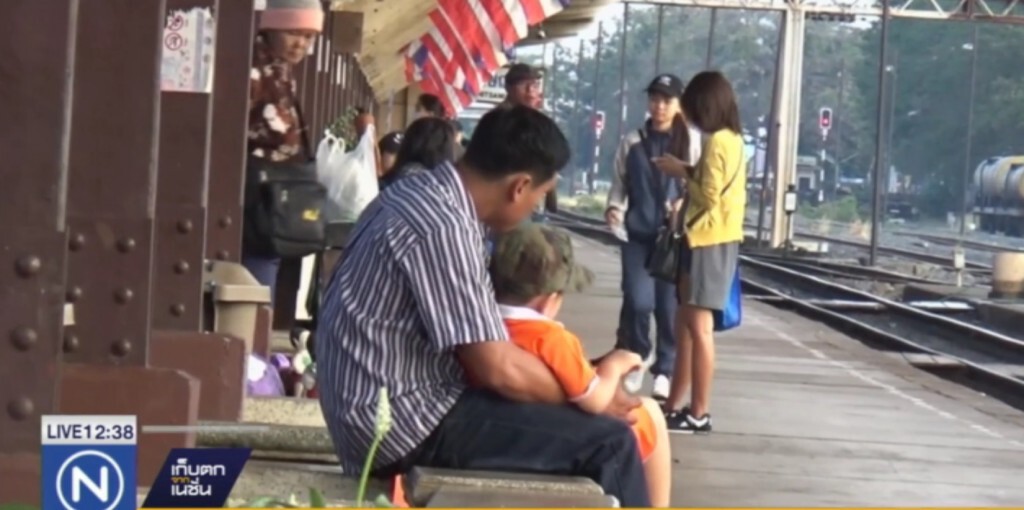 ที่พิษณุโลก คนจำนวนมากเดินทางกลับ ทำรถไฟแน่นทุกขบวน ที่พิษณุโลก คนจำนวนมากเดินทางกลับ ทำรถไฟแน่นทุกขบวน