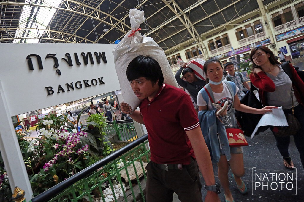 ที่เห็นบนไหล่ไม่ใช่"ข้าวสาร"
แต่นั่นคือความ"ห่วงใย"จากครอบครัว ที่เห็นบนไหล่ไม่ใช่"ข้าวสาร"
แต่นั่นคือความ"ห่วงใย"จากครอบครัว