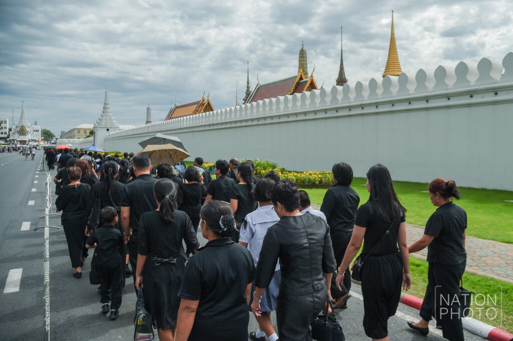 พสกนิกรเดินทางเข้าสักการะพระบรมศพ (3 ม.ค.60) พสกนิกรเดินทางเข้าสักการะพระบรมศพ (3 ม.ค.60)