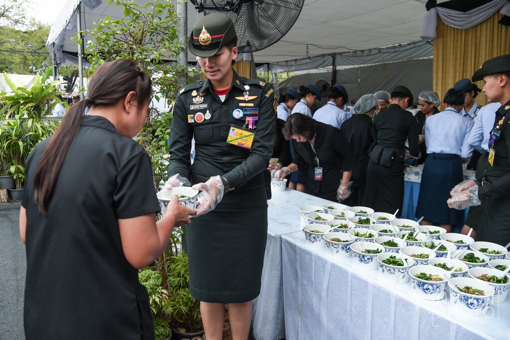 สมเด็จพระเจ้าอยู่หัว โปรดเกล้าฯ พระราชทานอาหาร-น้ำดื่มแก่ประชาชน สมเด็จพระเจ้าอยู่หัว โปรดเกล้าฯ พระราชทานอาหาร-น้ำดื่มแก่ประชาชน
