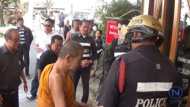 ชาวบ้านประท้วงขับไล่!
เจ้าอาวาสวัดคูหาสวรรค์
บริหารเงินวัดไม่โปร่งใส