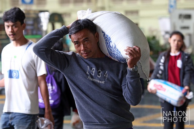 ที่เห็นบนไหล่ไม่ใช่"ข้าวสาร" 
แต่นั่นคือความ"ห่วงใย"จากครอบครัว