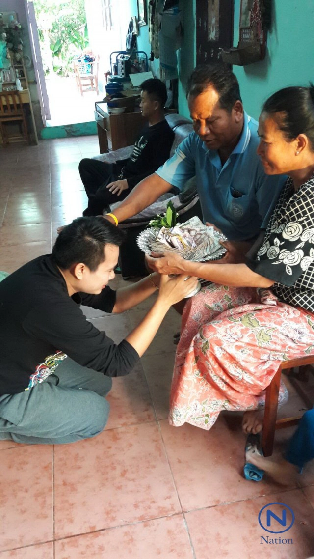 หนุ่มลูกกตัญญูเปิดใจ
ออมเงินในกระปุกออมสินร่วม 4 แสน
ให้เป็นของขวัญปีใหม่พ่อแม่