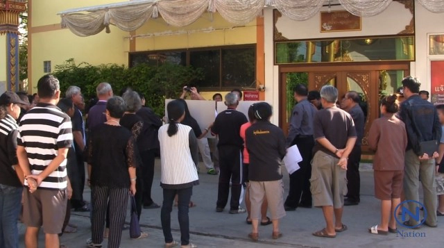 ชาวบ้านประท้วงขับไล่!
เจ้าอาวาสวัดคูหาสวรรค์
บริหารเงินวัดไม่โปร่งใส