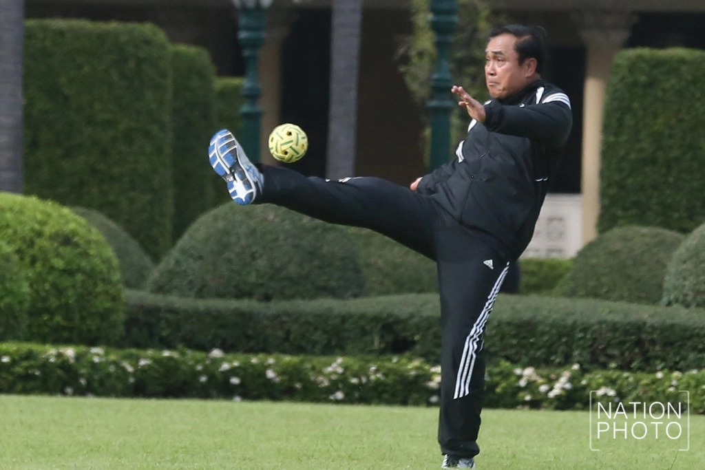 "ประยุทธ์" โชว์ตะกร้อ ออกกำลังกาย รับปีไก่