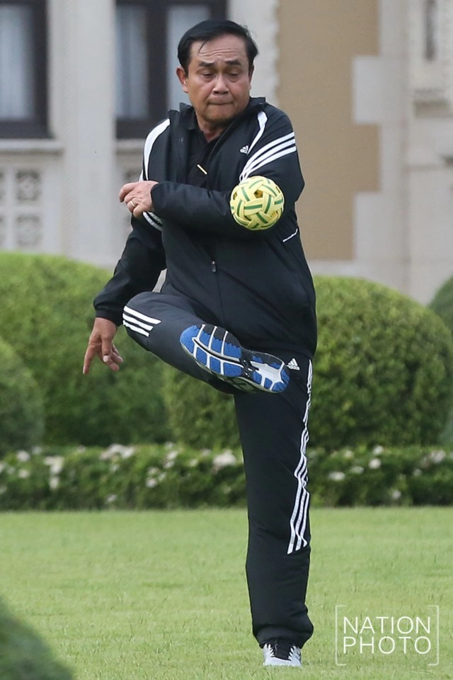 "ประยุทธ์" โชว์ตะกร้อ ออกกำลังกาย รับปีไก่