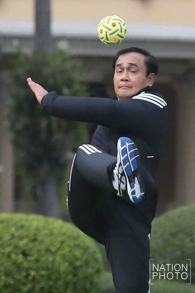 "ประยุทธ์" โชว์ตะกร้อ ออกกำลังกาย รับปีไก่