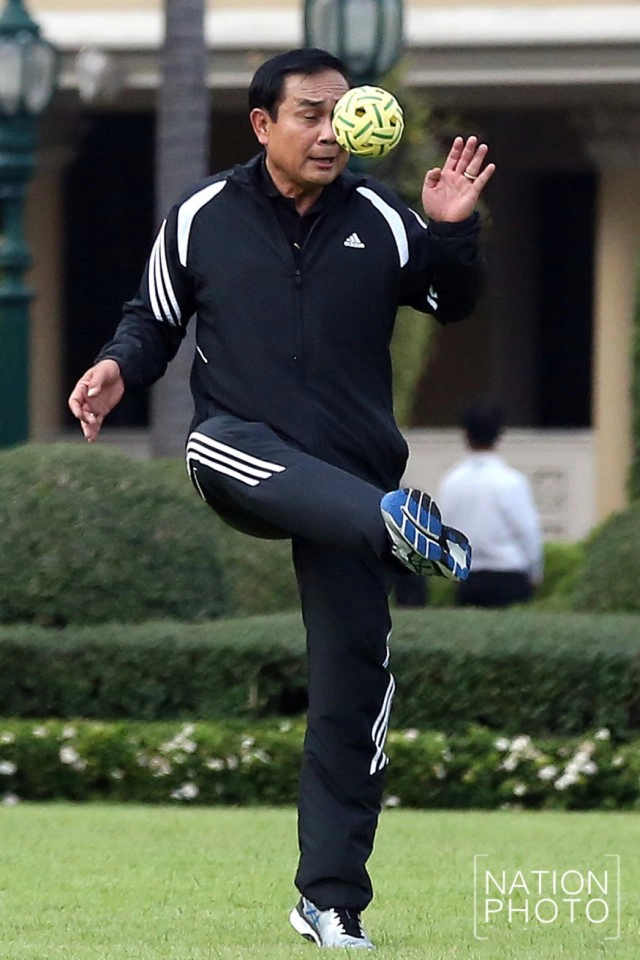 "ประยุทธ์" โชว์ตะกร้อ ออกกำลังกาย รับปีไก่