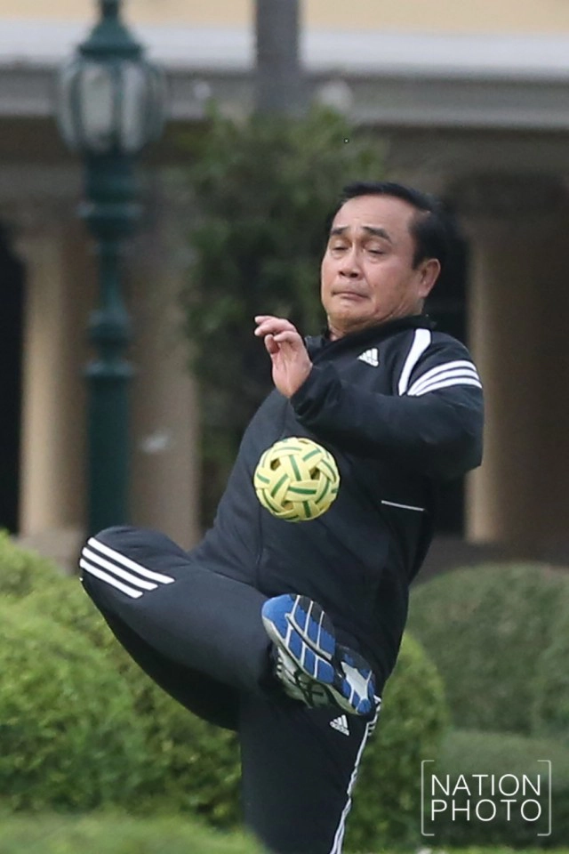 "ประยุทธ์" โชว์ตะกร้อ ออกกำลังกาย รับปีไก่