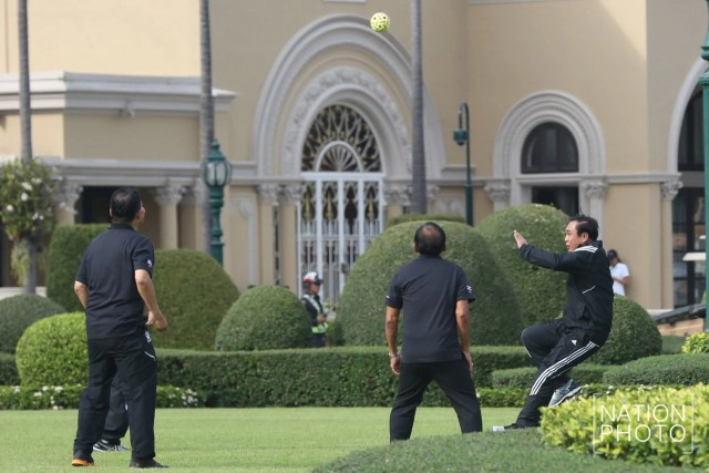 "ประยุทธ์" โชว์ตะกร้อ ออกกำลังกาย รับปีไก่