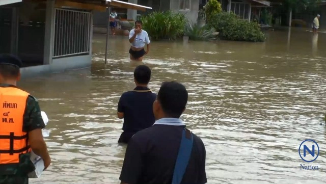 ขบวนรถไฟสายใต้ตอนล่างทุกขบวนหยุดวิ่ง หลังรางชำรุดหนัก น้ำป่ายังคงท่วมทุ่งสงต่อเนื่อง