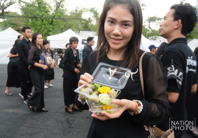สมเด็จพระเจ้าอยู่หัว โปรดเกล้าฯ พระราชทานอาหาร-น้ำดื่มแก่ประชาชน
