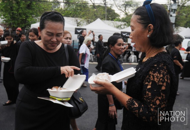 สมเด็จพระเจ้าอยู่หัว โปรดเกล้าฯ พระราชทานอาหาร-น้ำดื่มแก่ประชาชน