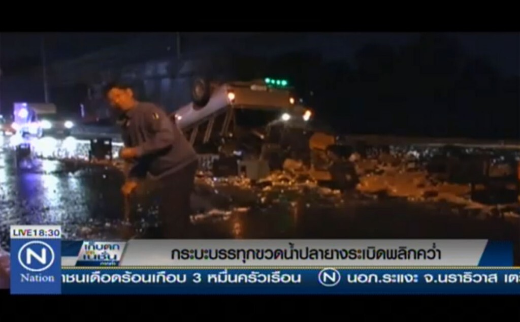 กระบะบรรทุกขวดน้ำปลา ยางระเบิดพลิกคว่ำ