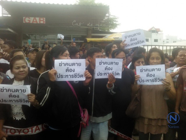 ทำแผน มือปาดคอบัณฑิต มศว 
ปชช.ถือป้าย "ฆ่าคนตายต้องประหารชีวิต"
