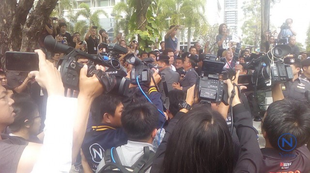 ทำแผน มือปาดคอบัณฑิต มศว 
ปชช.ถือป้าย "ฆ่าคนตายต้องประหารชีวิต"