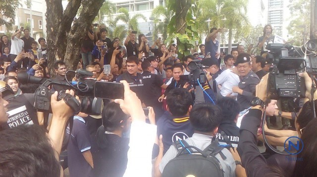 ทำแผน มือปาดคอบัณฑิต มศว 
ปชช.ถือป้าย "ฆ่าคนตายต้องประหารชีวิต"