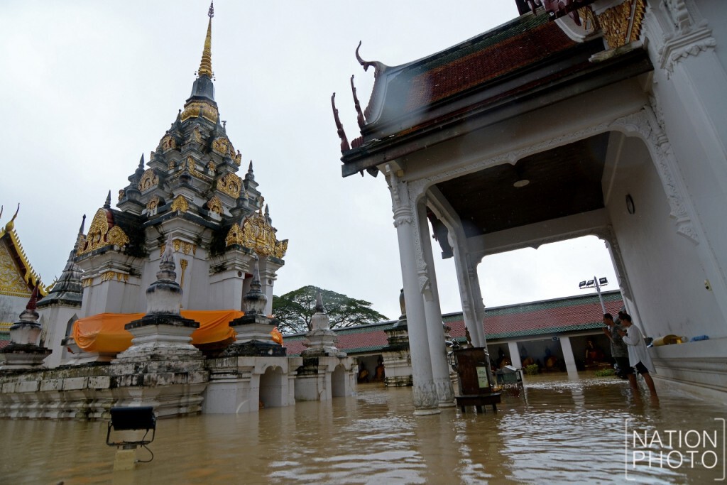 หวั่นพระธาตุเสียหาย น้ำทะลักเข้าวัดพระบรมธาตุไชยา หวั่นพระธาตุเสียหาย น้ำทะลักเข้าวัดพระบรมธาตุไชยา